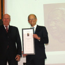5. mai: Kongen deler ut Gunnar Randers' Forskningspris 2011 til professor Mogens H. Jensen (Foto: Einar Madsen, IFE)